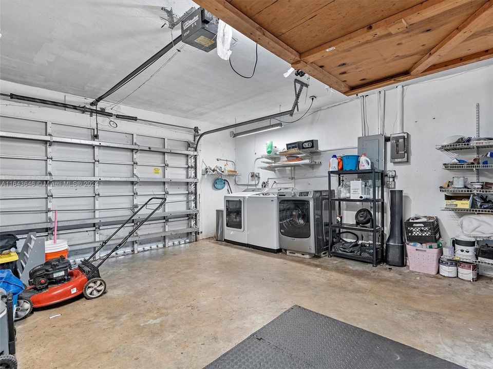 Recently Sold: $899,000 (6 beds, 4 baths, 4092 Square Feet)