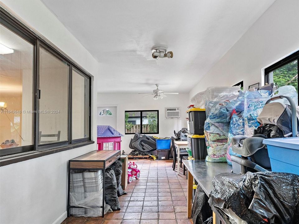 Recently Sold: $899,000 (6 beds, 4 baths, 4092 Square Feet)