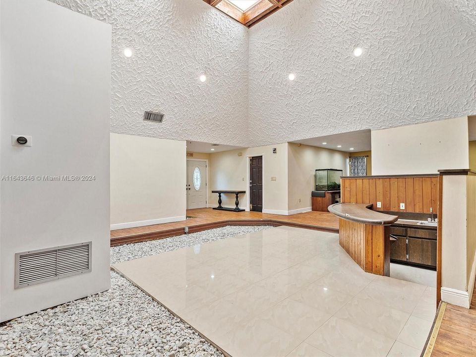 Recently Sold: $899,000 (6 beds, 4 baths, 4092 Square Feet)