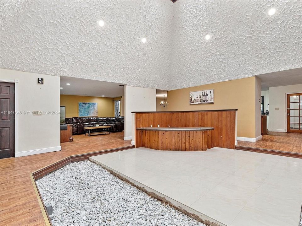 Recently Sold: $899,000 (6 beds, 4 baths, 4092 Square Feet)