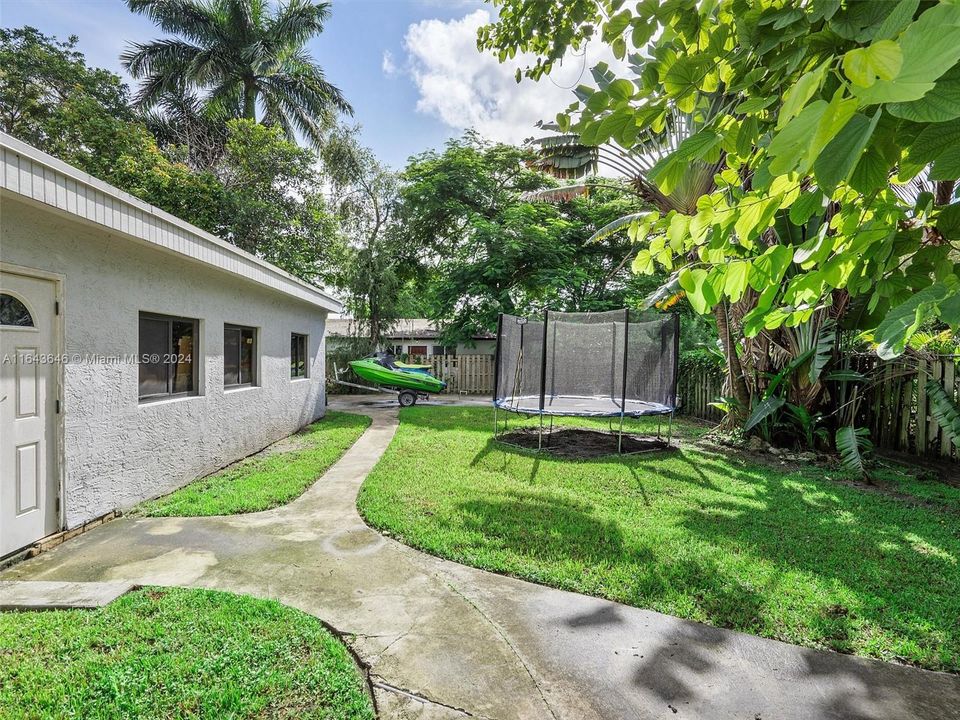 Recently Sold: $899,000 (6 beds, 4 baths, 4092 Square Feet)