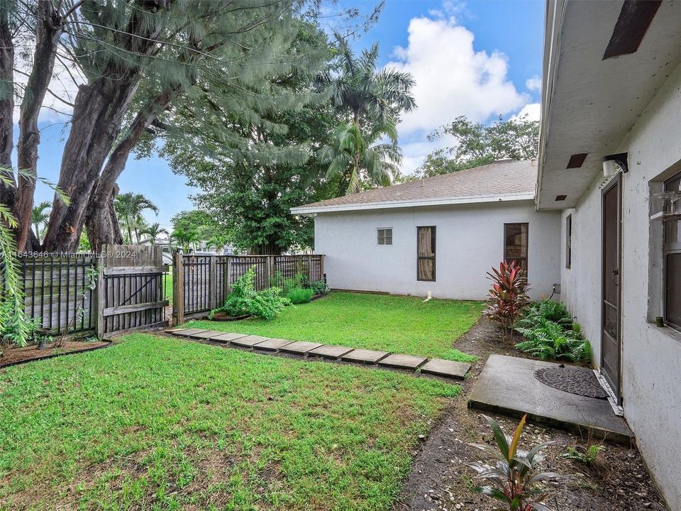 Recently Sold: $899,000 (6 beds, 4 baths, 4092 Square Feet)