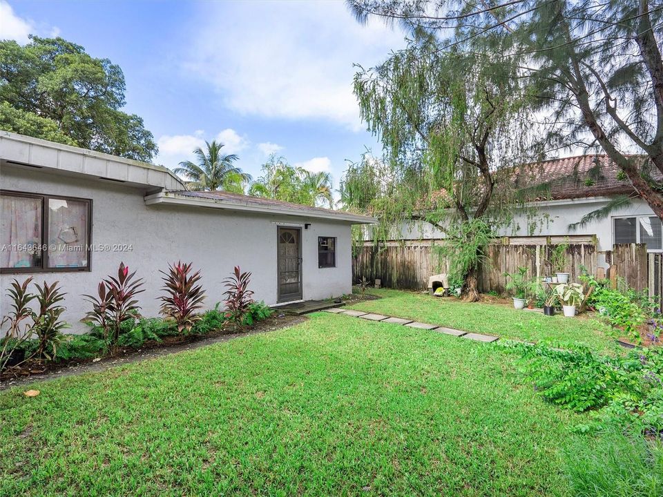 Recently Sold: $899,000 (6 beds, 4 baths, 4092 Square Feet)