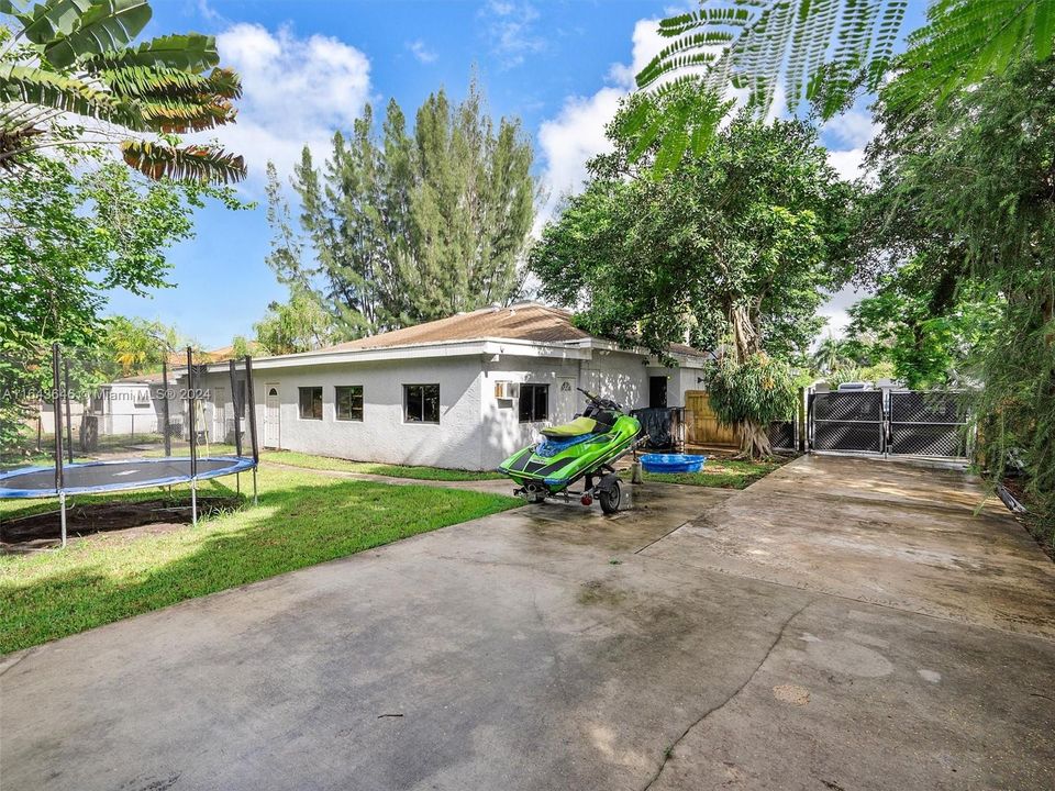 Recently Sold: $899,000 (6 beds, 4 baths, 4092 Square Feet)