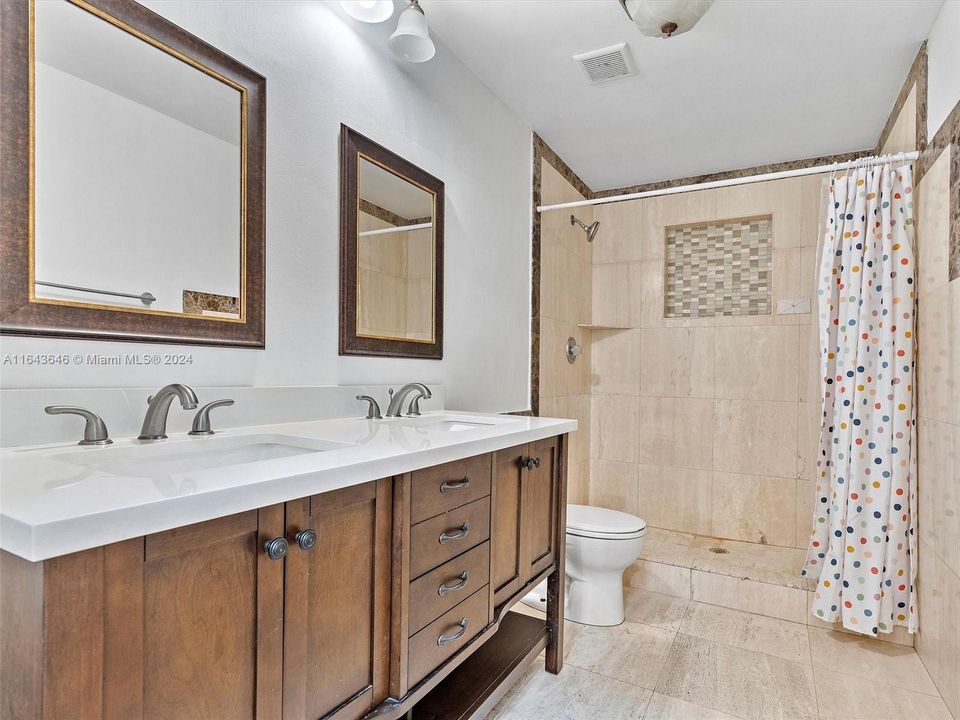 Recently Sold: $899,000 (6 beds, 4 baths, 4092 Square Feet)