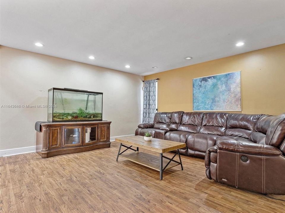 Recently Sold: $899,000 (6 beds, 4 baths, 4092 Square Feet)