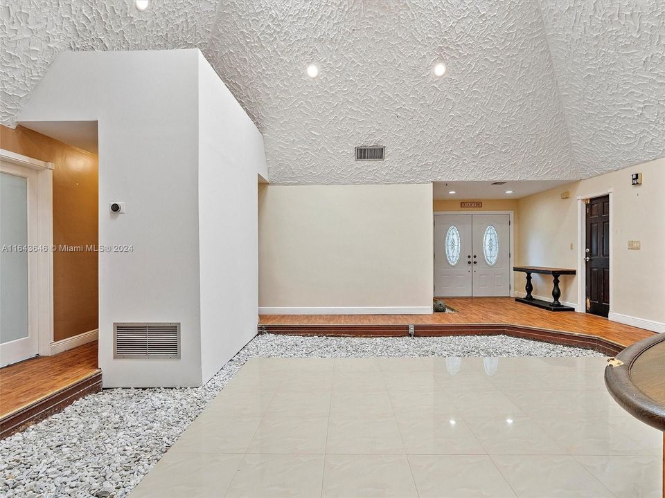 Recently Sold: $899,000 (6 beds, 4 baths, 4092 Square Feet)