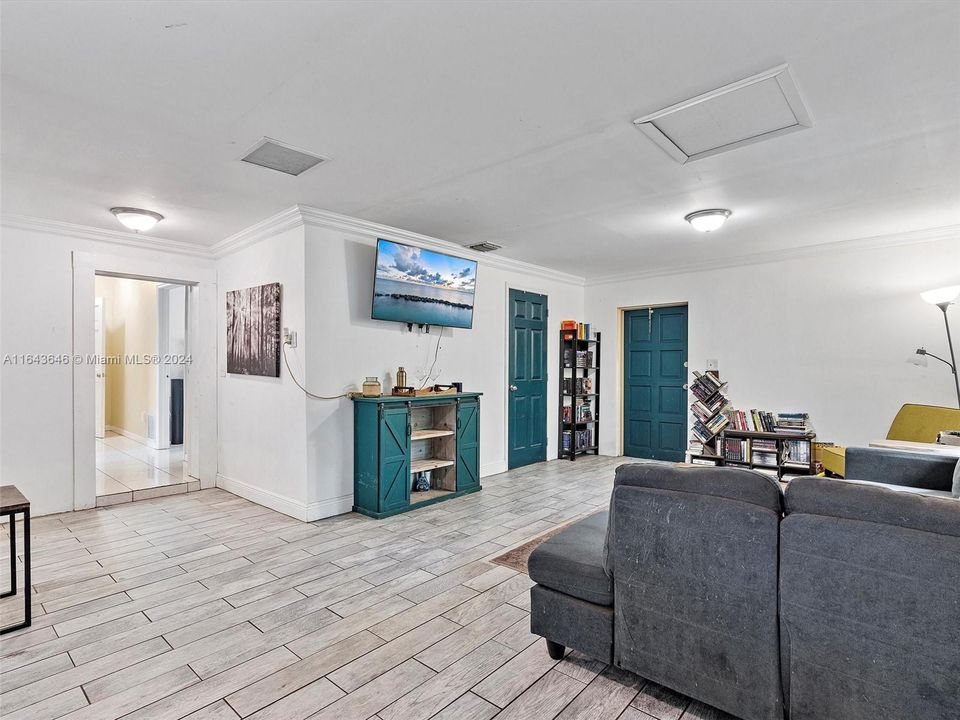 Recently Sold: $899,000 (6 beds, 4 baths, 4092 Square Feet)