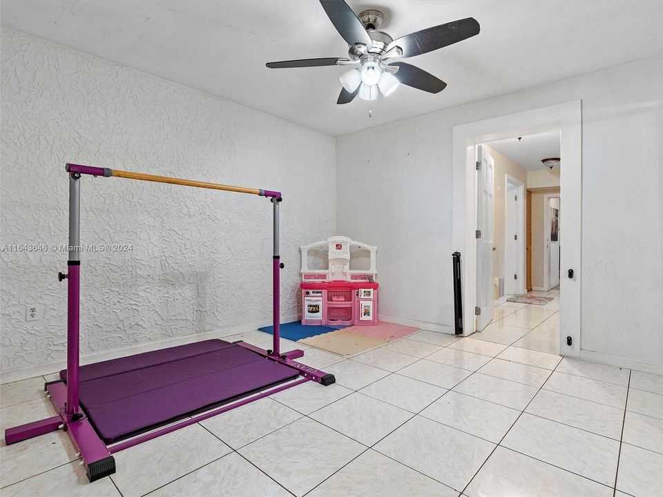 Recently Sold: $899,000 (6 beds, 4 baths, 4092 Square Feet)