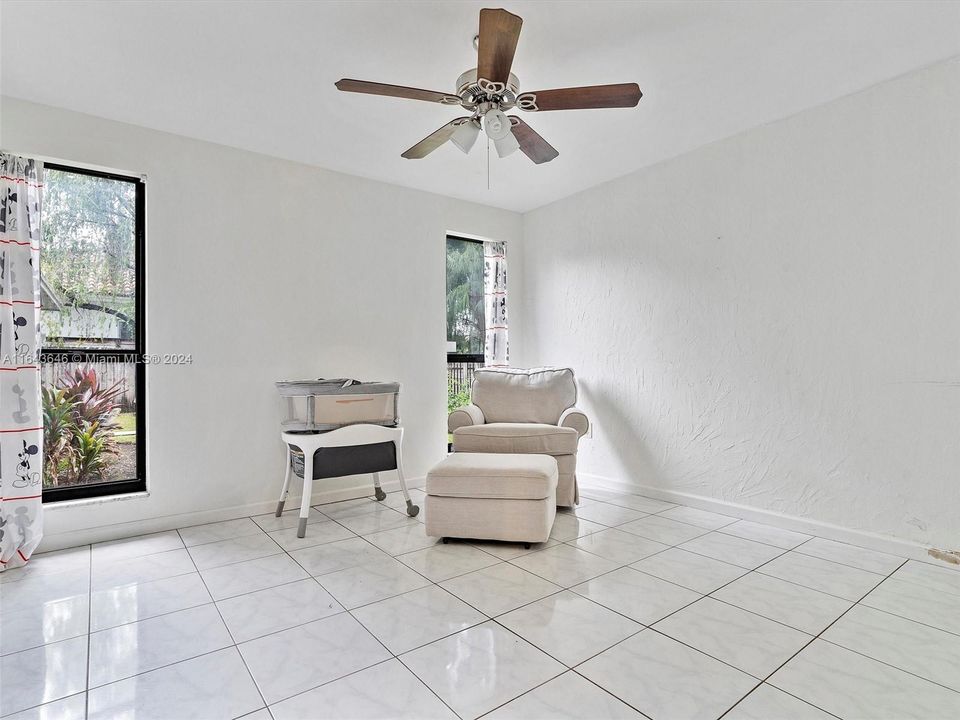 Recently Sold: $899,000 (6 beds, 4 baths, 4092 Square Feet)