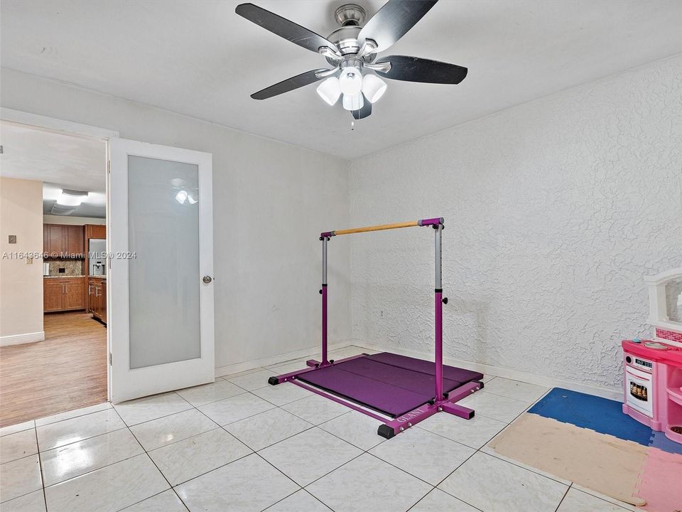 Recently Sold: $899,000 (6 beds, 4 baths, 4092 Square Feet)