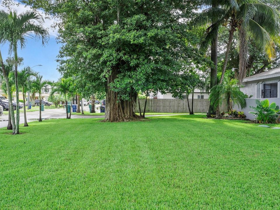 Recently Sold: $899,000 (6 beds, 4 baths, 4092 Square Feet)