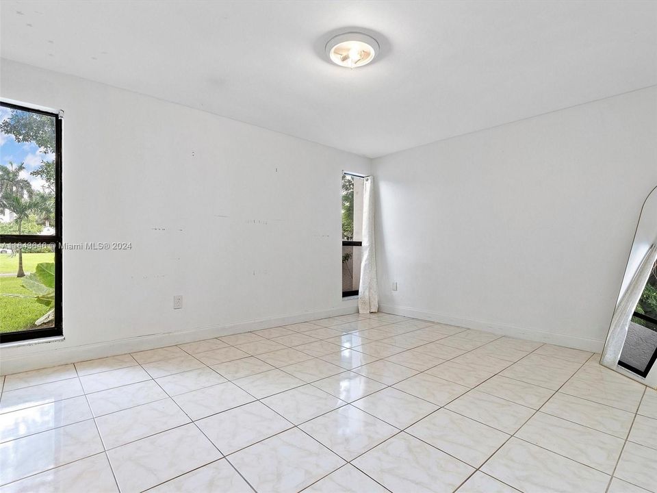 Recently Sold: $899,000 (6 beds, 4 baths, 4092 Square Feet)