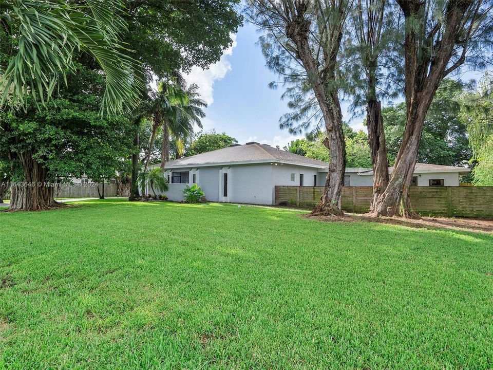 Recently Sold: $899,000 (6 beds, 4 baths, 4092 Square Feet)