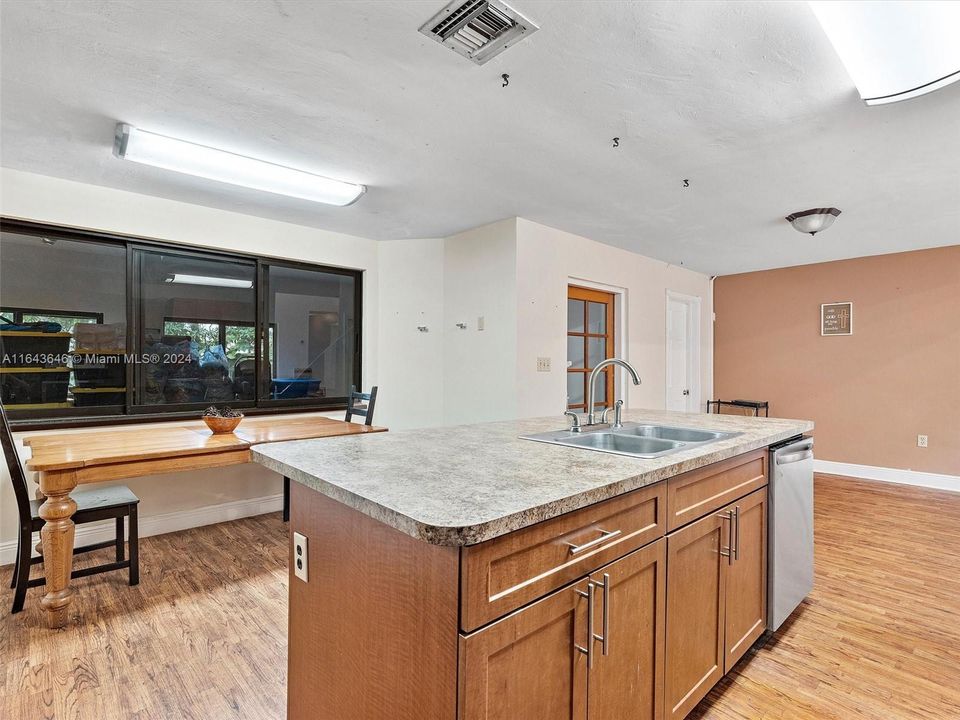 Recently Sold: $899,000 (6 beds, 4 baths, 4092 Square Feet)