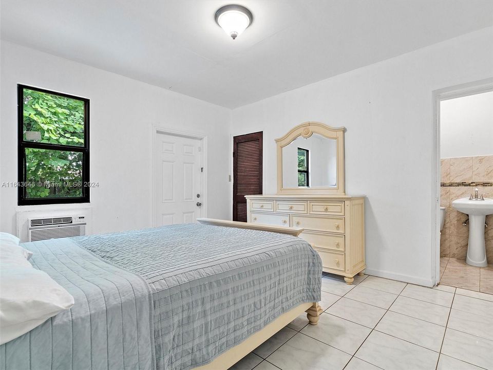 Recently Sold: $899,000 (6 beds, 4 baths, 4092 Square Feet)