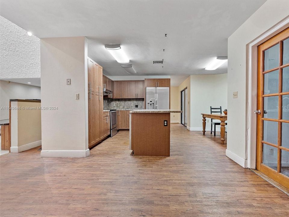 Recently Sold: $899,000 (6 beds, 4 baths, 4092 Square Feet)