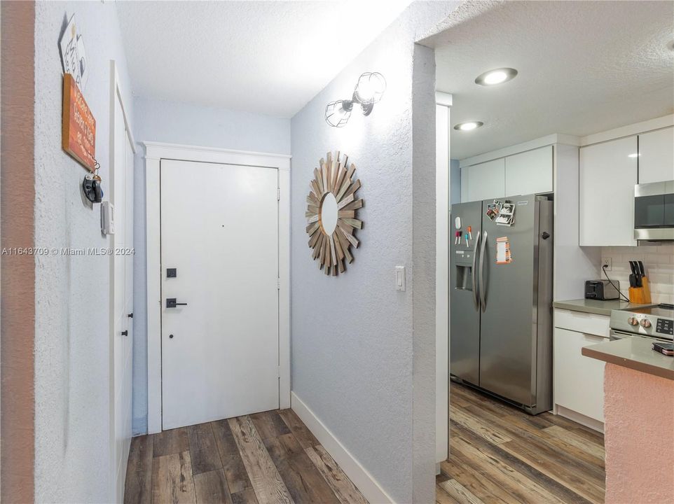 Active With Contract: $249,900 (1 beds, 1 baths, 736 Square Feet)