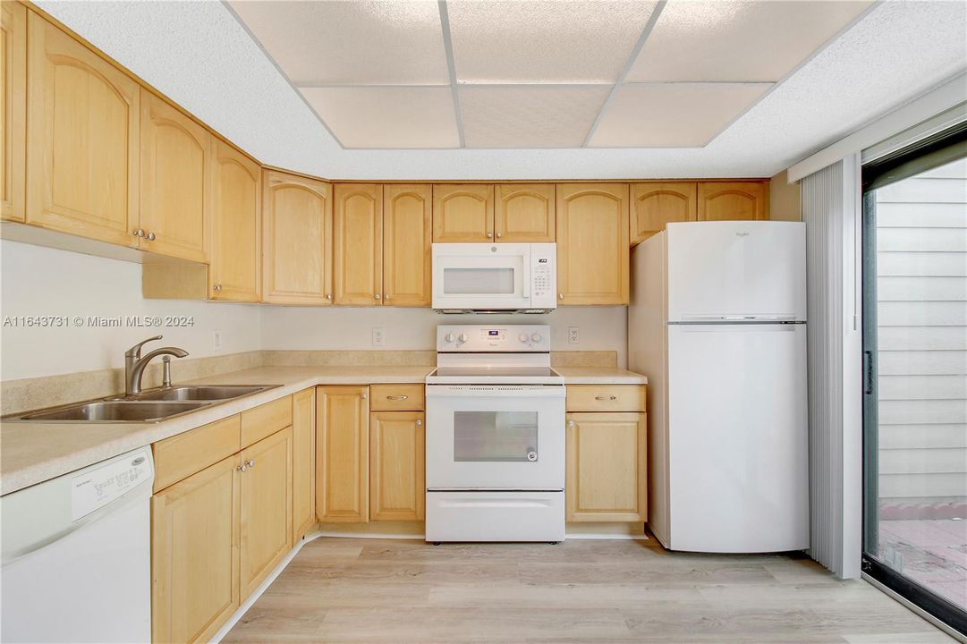 For Sale: $309,999 (2 beds, 2 baths, 1284 Square Feet)