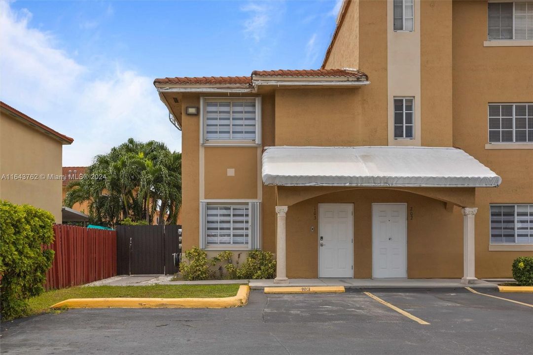 Active With Contract: $2,900 (2 beds, 2 baths, 1036 Square Feet)