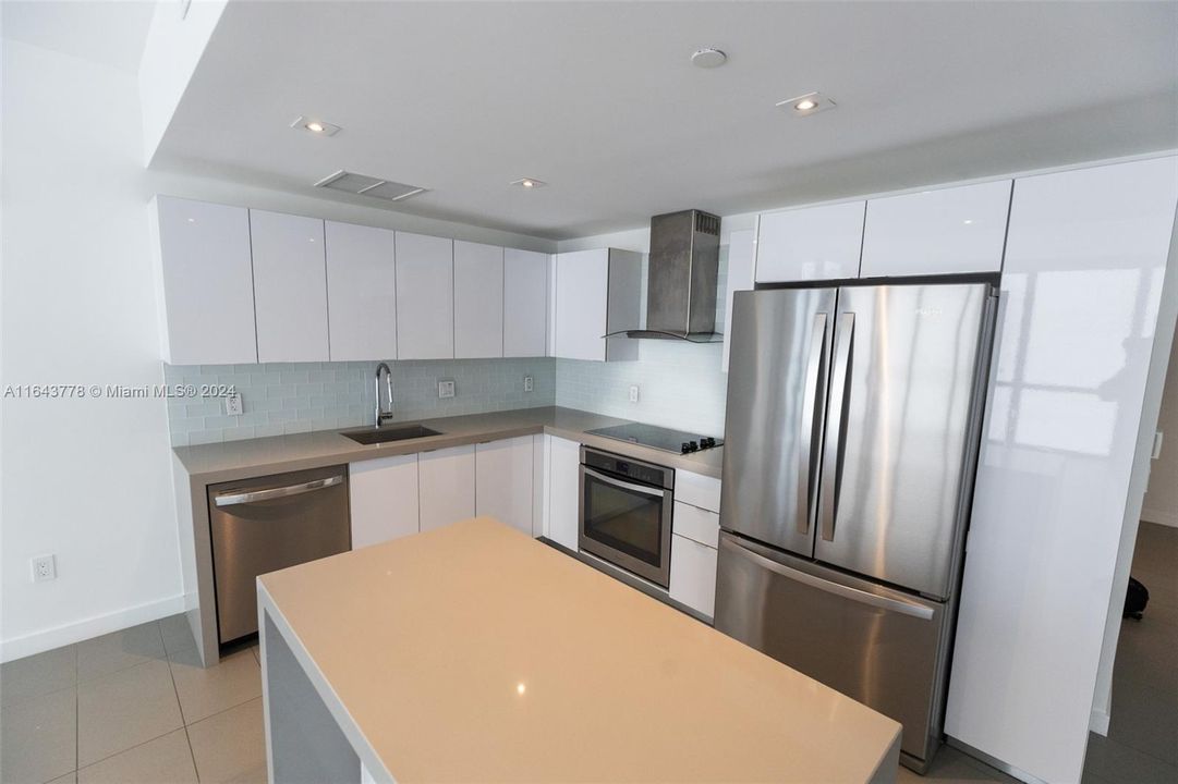 For Sale: $580,000 (2 beds, 2 baths, 1009 Square Feet)