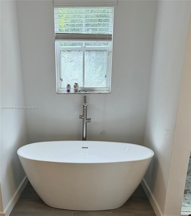 Soaking tub in primary bathroom