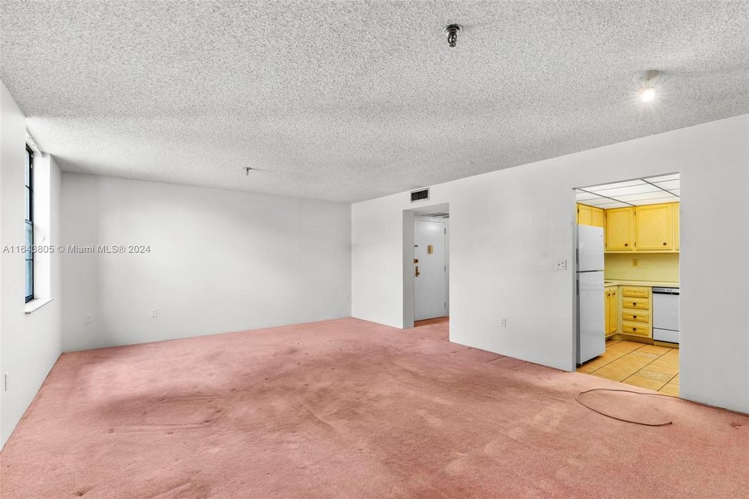 Active With Contract: $135,000 (1 beds, 1 baths, 961 Square Feet)