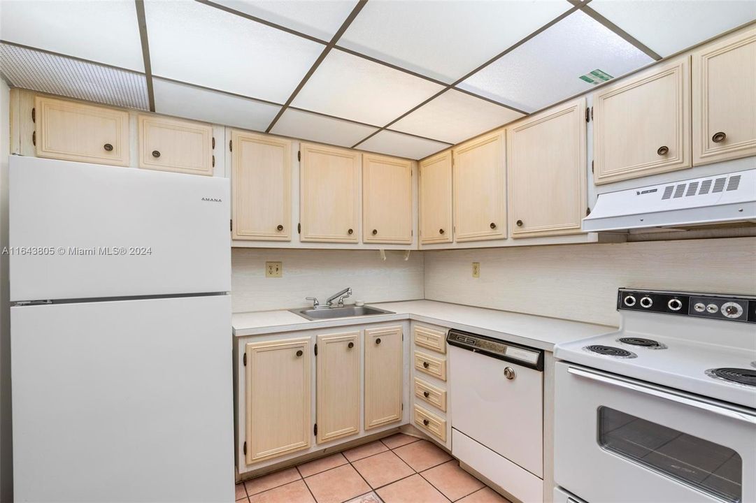 Active With Contract: $135,000 (1 beds, 1 baths, 961 Square Feet)