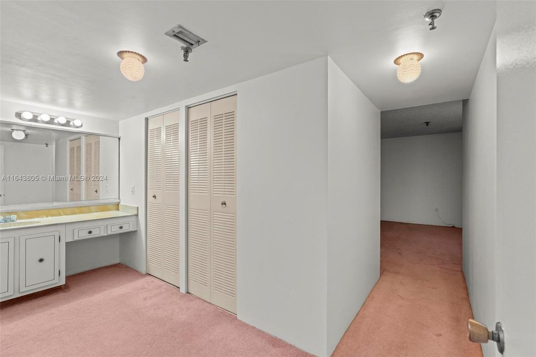 Active With Contract: $135,000 (1 beds, 1 baths, 961 Square Feet)