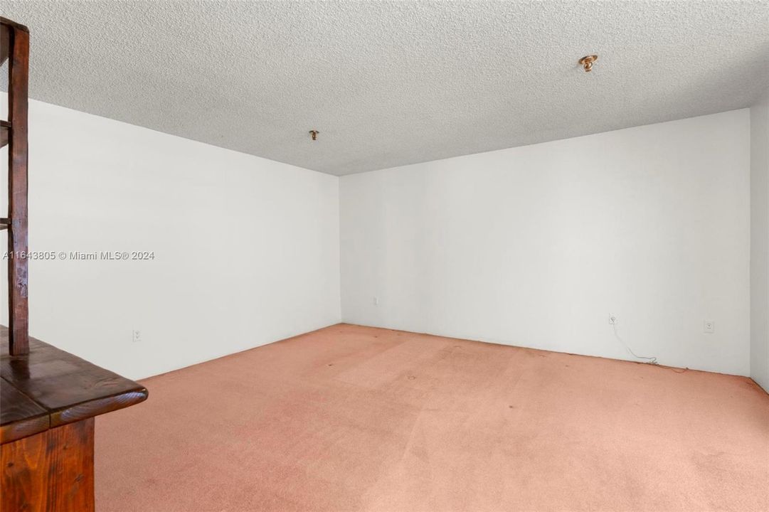 Active With Contract: $135,000 (1 beds, 1 baths, 961 Square Feet)