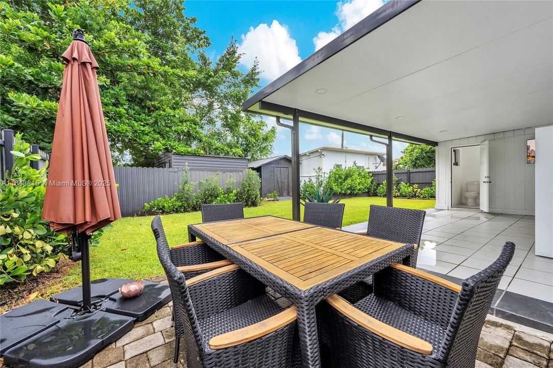 Recently Sold: $735,000 (5 beds, 3 baths, 2378 Square Feet)