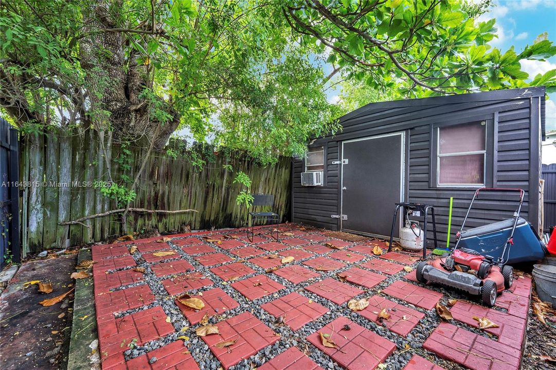 Recently Sold: $735,000 (5 beds, 3 baths, 2378 Square Feet)