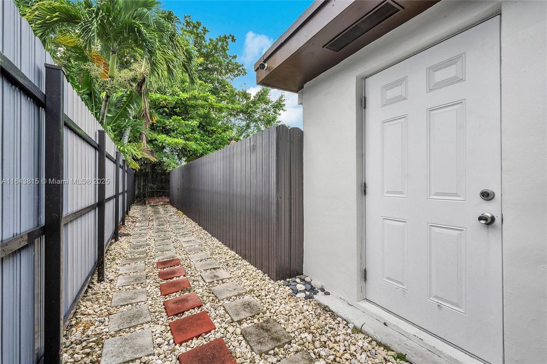 Recently Sold: $735,000 (5 beds, 3 baths, 2378 Square Feet)