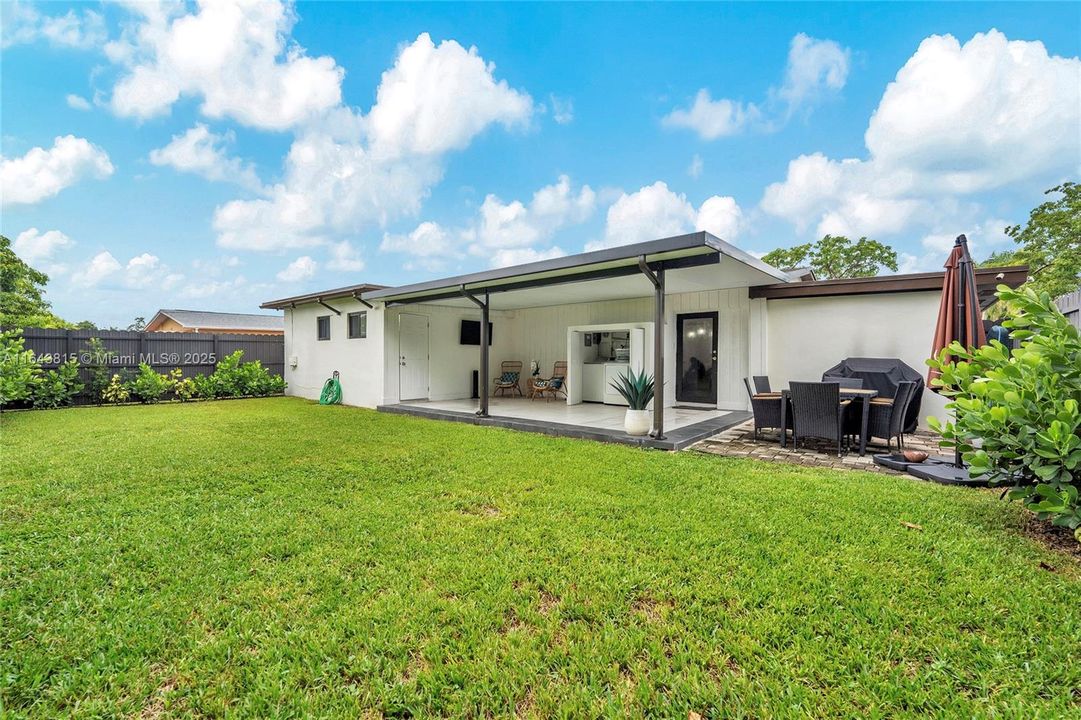 Recently Sold: $735,000 (5 beds, 3 baths, 2378 Square Feet)