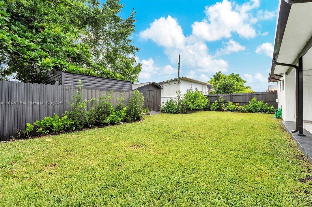 Recently Sold: $735,000 (5 beds, 3 baths, 2378 Square Feet)