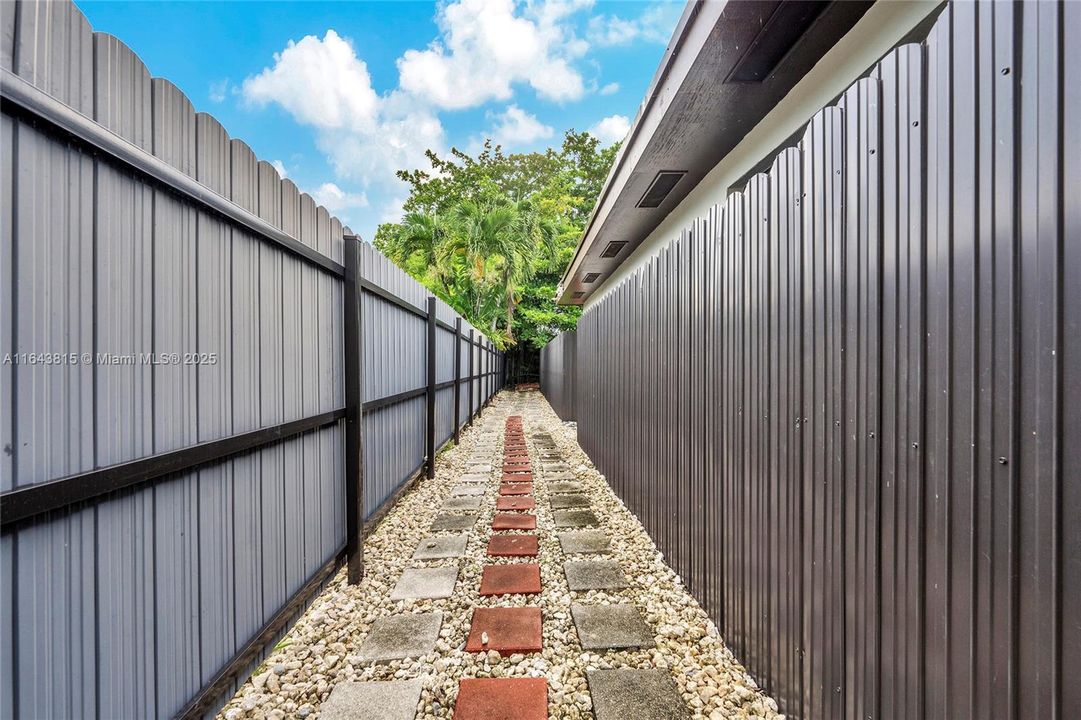 Recently Sold: $735,000 (5 beds, 3 baths, 2378 Square Feet)