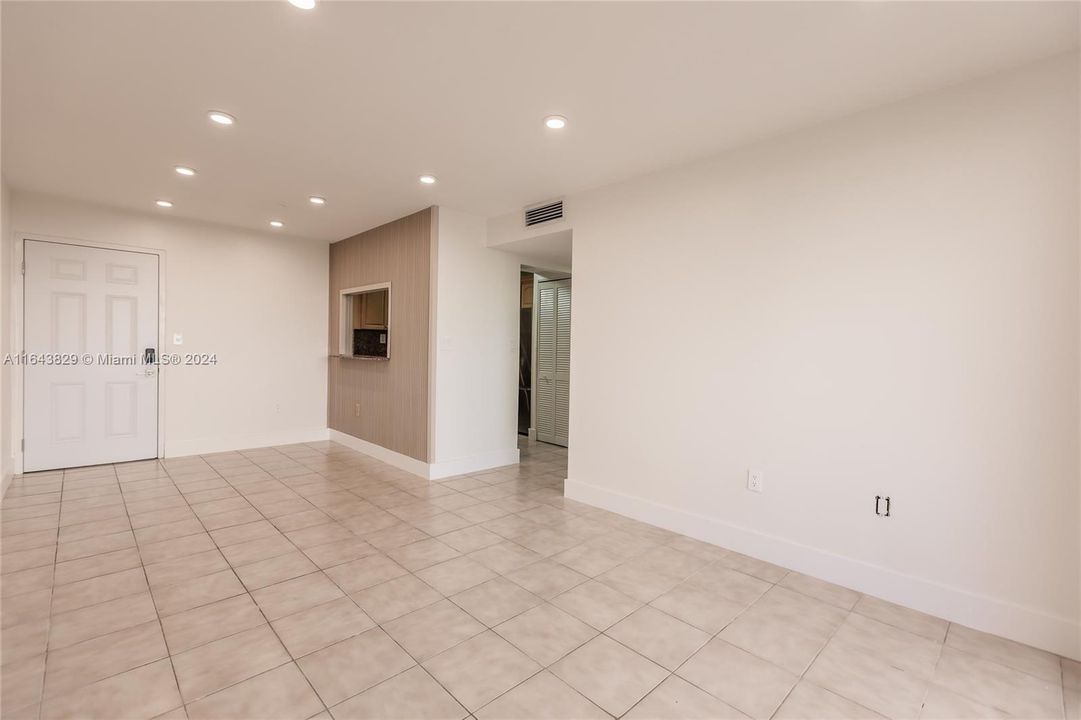 Active With Contract: $2,350 (2 beds, 2 baths, 870 Square Feet)