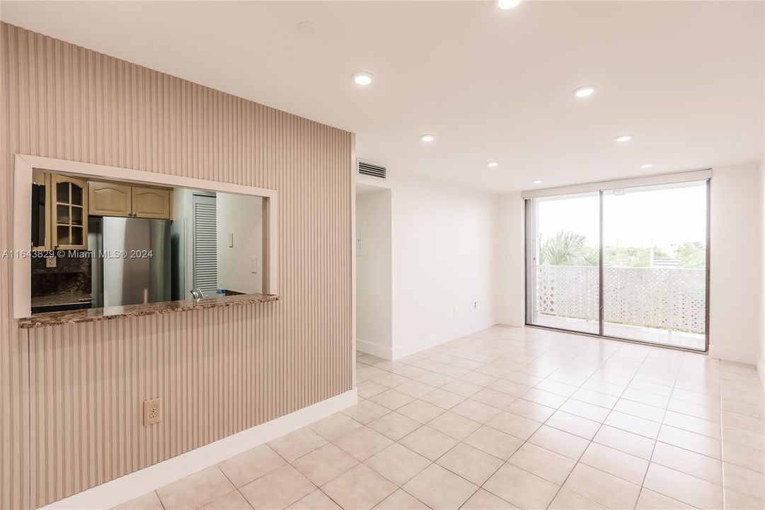 Active With Contract: $2,350 (2 beds, 2 baths, 870 Square Feet)