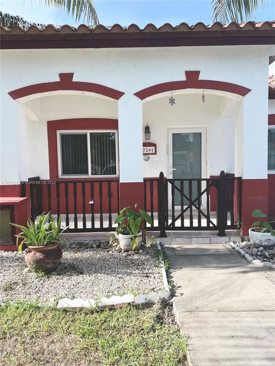 Recently Rented: $2,300 (2 beds, 1 baths, 1000 Square Feet)