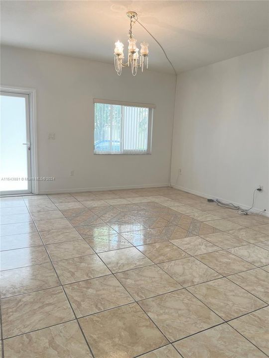 Recently Rented: $2,300 (2 beds, 1 baths, 1000 Square Feet)