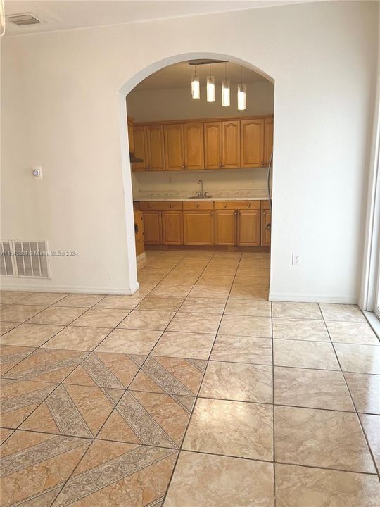 Recently Rented: $2,300 (2 beds, 1 baths, 1000 Square Feet)
