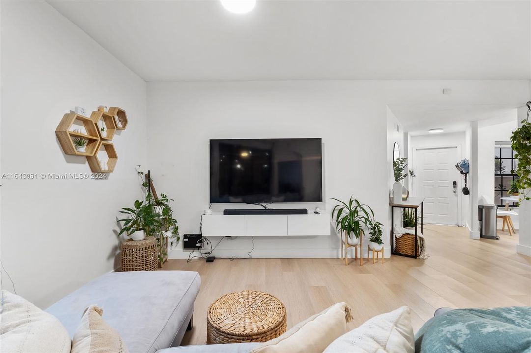 Active With Contract: $429,000 (3 beds, 2 baths, 1239 Square Feet)