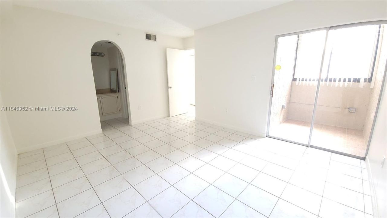 Active With Contract: $2,180 (2 beds, 2 baths, 911 Square Feet)