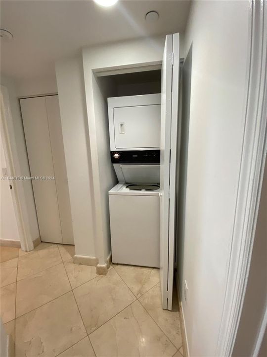 Active With Contract: $7,800 (2 beds, 2 baths, 1550 Square Feet)