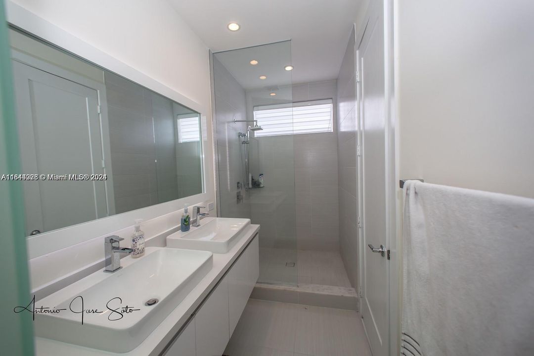 Active With Contract: $4,200 (3 beds, 2 baths, 1720 Square Feet)