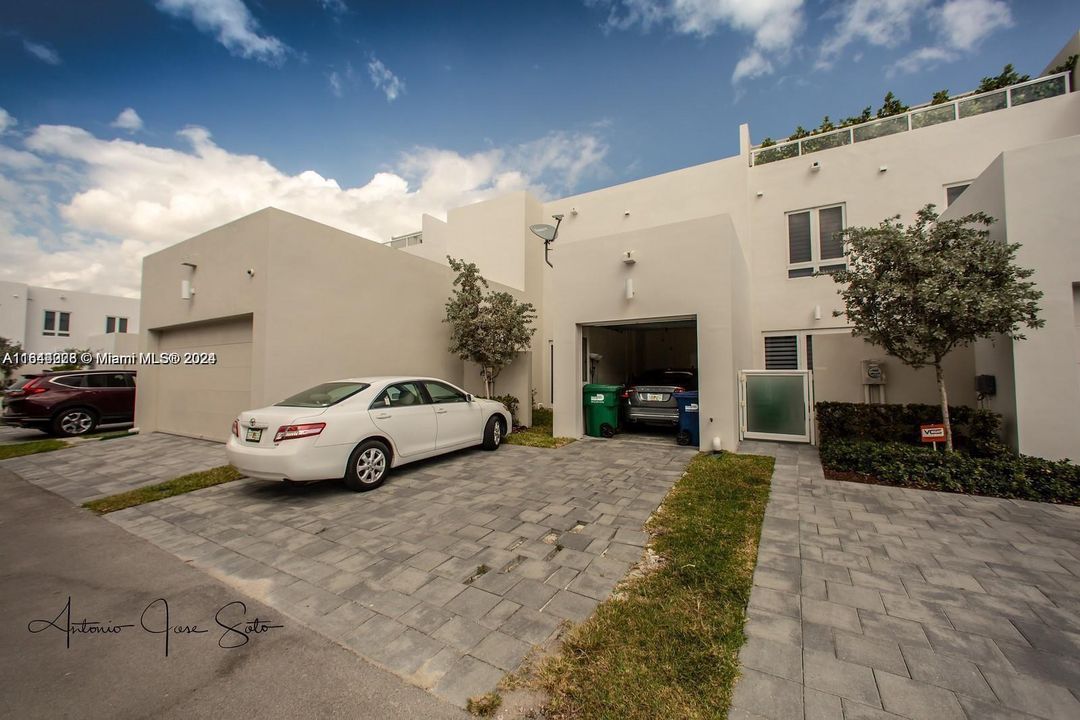 Active With Contract: $4,200 (3 beds, 2 baths, 1720 Square Feet)