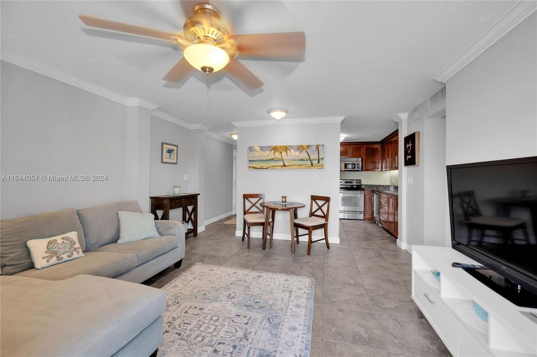 For Sale: $329,900 (2 beds, 1 baths, 900 Square Feet)