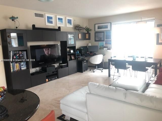 Recently Rented: $2,800 (2 beds, 2 baths, 1231 Square Feet)