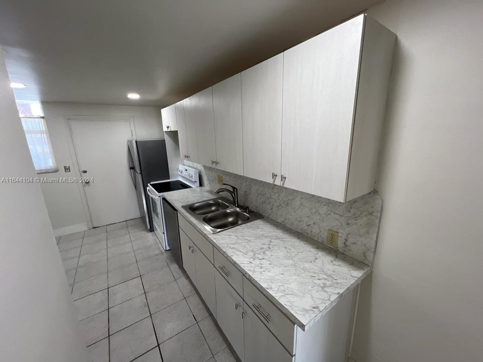 For Sale: $220,000 (1 beds, 1 baths, 865 Square Feet)