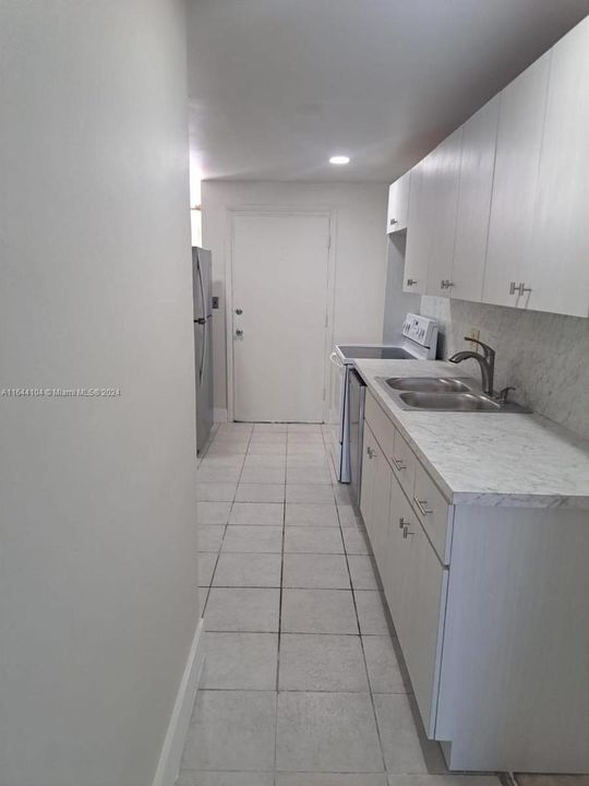 For Sale: $220,000 (1 beds, 1 baths, 865 Square Feet)